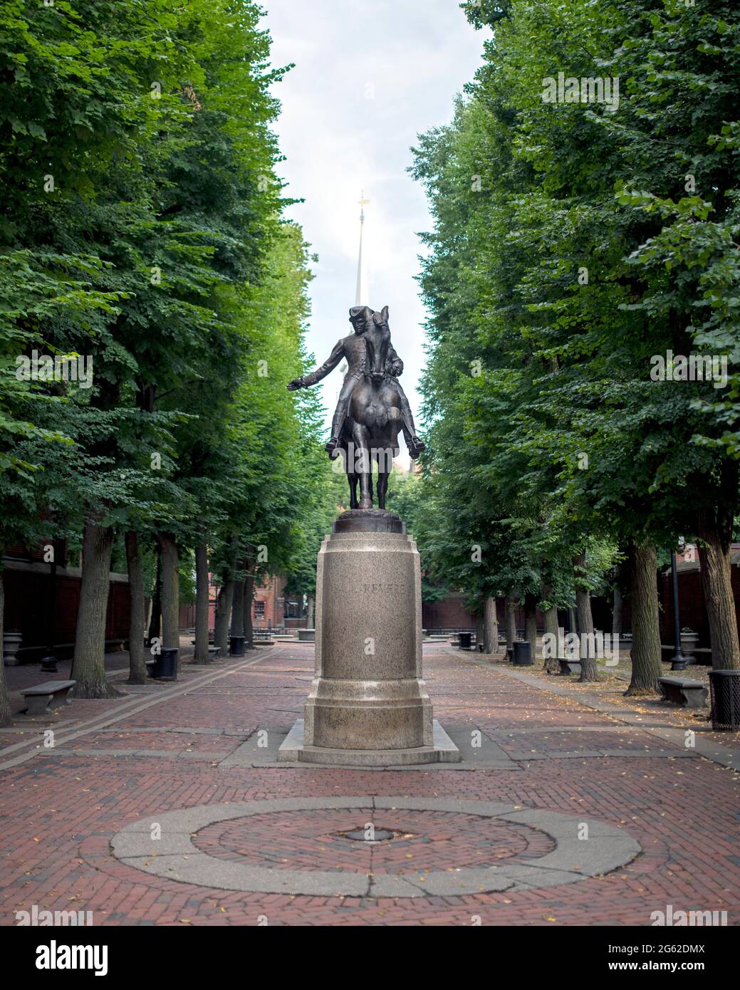 Boston, Massachusetts, États-Unis, 12 juillet 2017 : statue de Paul Revere à cheval avec l'ancienne église du Nord de Boston qui s'élève en arrière-plan. Banque D'Images
