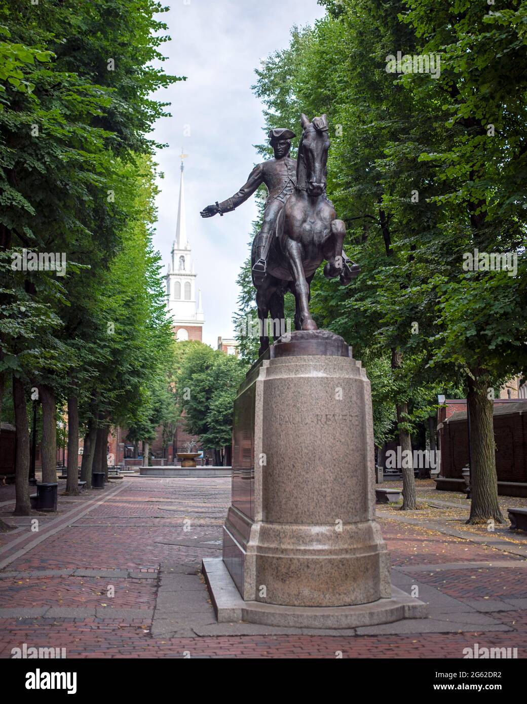 Boston, Massachusetts, États-Unis, 12 juillet 2017 : statue de Paul Revere à cheval avec l'ancienne église du Nord de Boston qui s'élève en arrière-plan. Banque D'Images