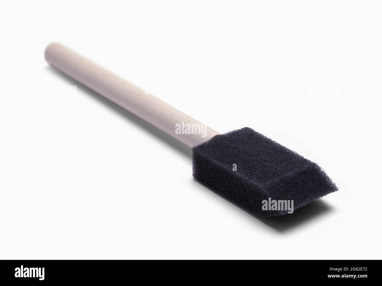 Brosse mousse éponge découpée sur blanc. Banque D'Images