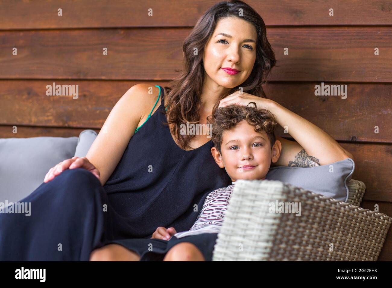 Portrait d'une jeune mère hispanique et son fils. Banque D'Images