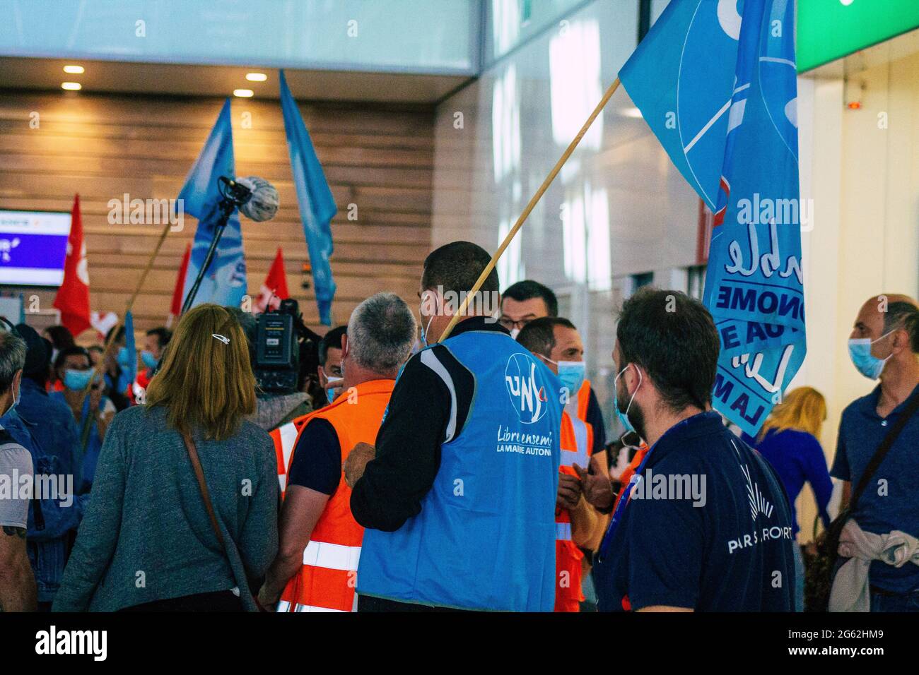 Paris France le 01 juillet 2021 grévistes à l'aéroport de Paris Orly, bloquant les comptoirs d'enregistrement ainsi que l'entrée du terminal 3, cette grève est prévue Banque D'Images