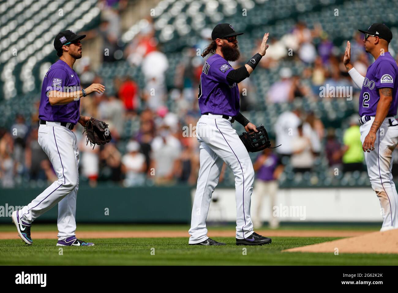 Charlie Blackmon, le bon joueur des Rocheuses du Colorado, félicite ses coéquipiers après un match de la saison régulière de la MLB contre les Pittsburgh Pirates, mercredi, Ju Banque D'Images