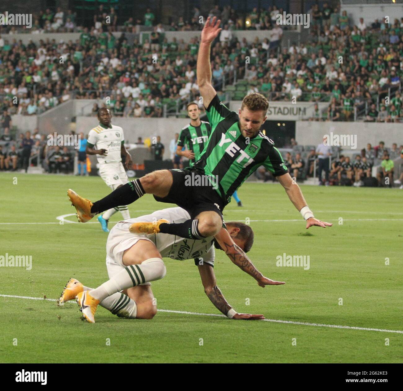 Austin, Texas, États-Unis. 1er juillet 2021. Le défenseur de Portland Timbers Dario Zuparic (13) défie le FC d'Austin Jon Gallagher (17) pendant la première moitié d'un match de football de ligue majeure entre le FC d'Austin et les Timbers de Portland le 1er juillet 2021 à Austin, Texas. Crédit : Scott Coleman/ZUMA Wire/Alay Live News Banque D'Images