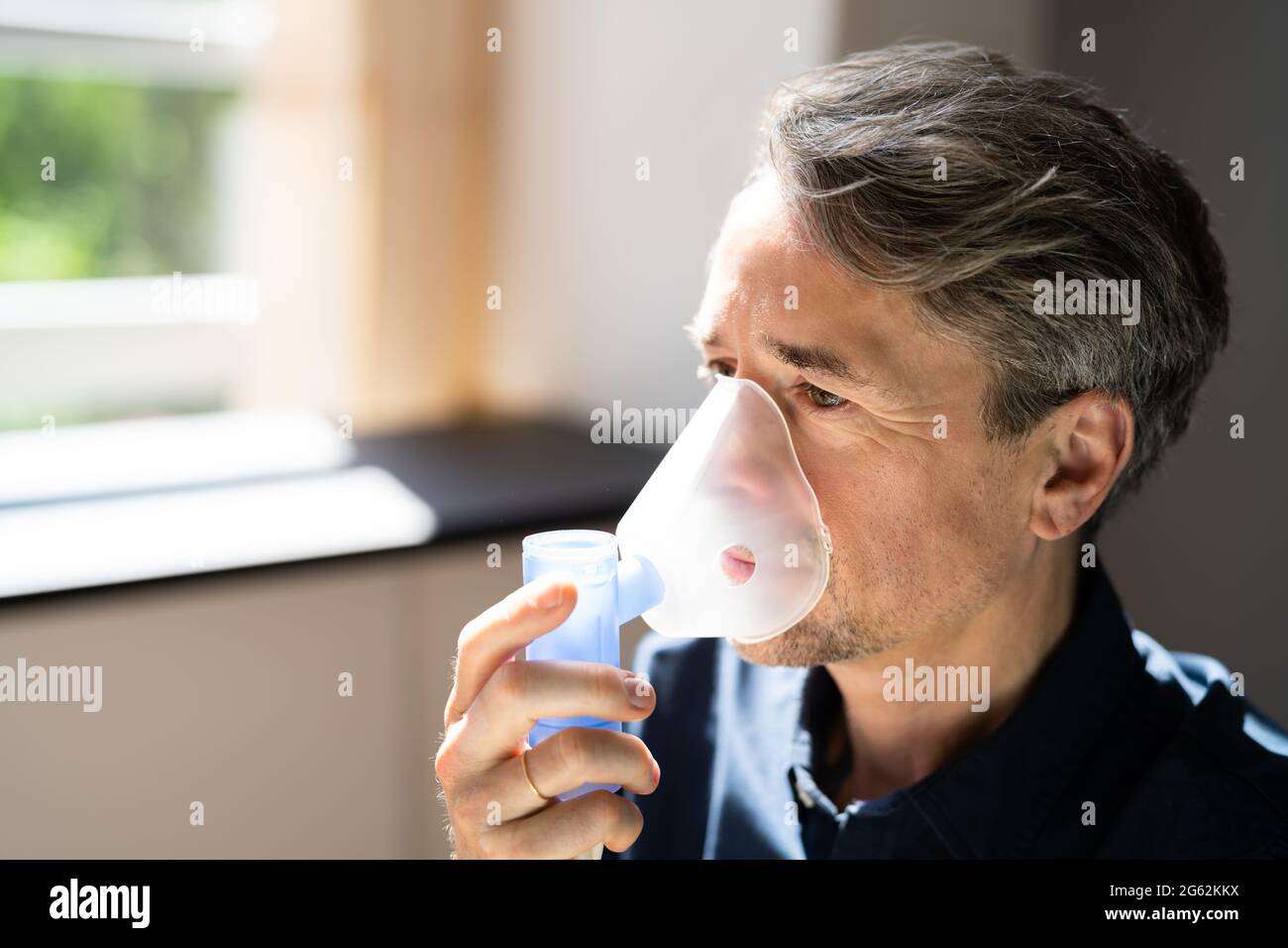 Masque d'oxygène pour la maladie pulmonaire et la fibrose. Homme inhalant Banque D'Images
