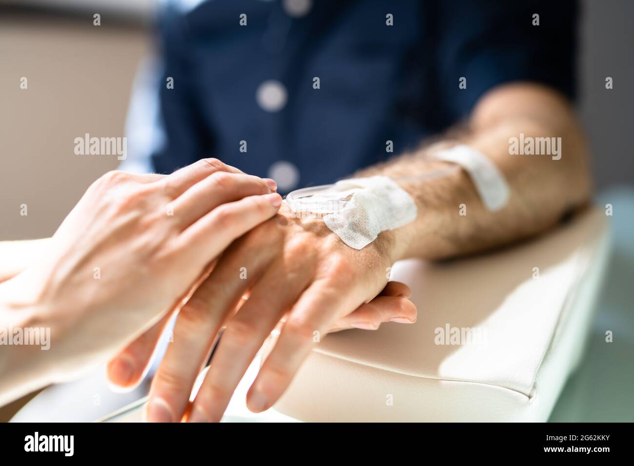 L'infirmière ou le médecin examine le cathéter patient pour oncologie pour la chimiothérapie Banque D'Images