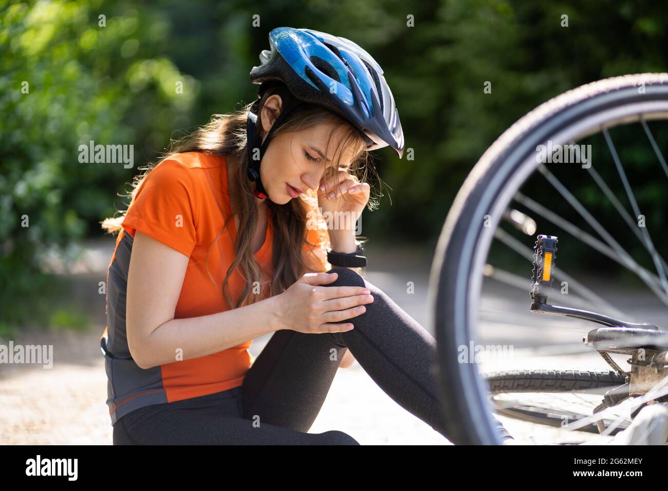 Cycliste est tombé de vélo. Blessure à la bicyclette Banque D'Images