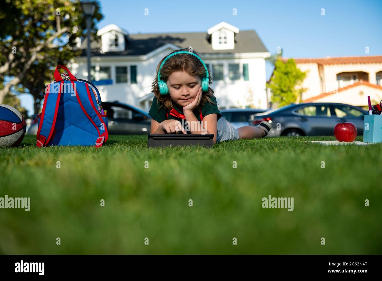 Éducation en plein air pour les enfants. Enfant faisant ses devoirs à l'extérieur. Pupille Nerd. Banque D'Images