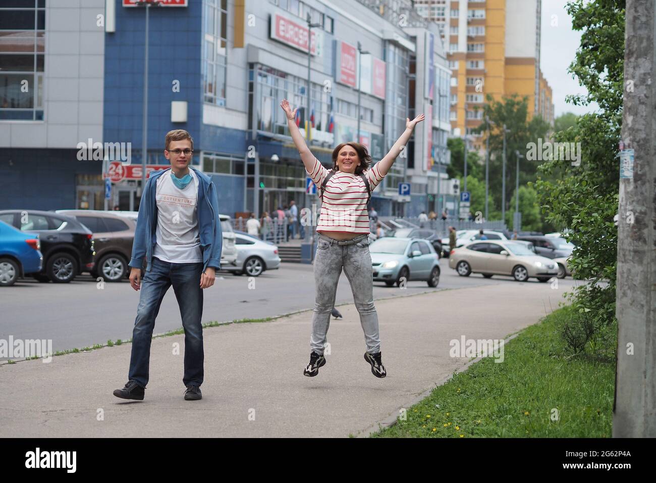 Russie, Nijni Novgorod. Gagarin Avenue 06.19.2021 personnes dans la ville. Des gens heureux, le sourire et les émotions. Banque D'Images