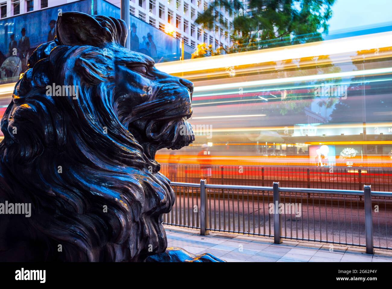 Les célèbres lions devant la banque HSBC, le quartier financier central, Hong Kong, Chine. Banque D'Images