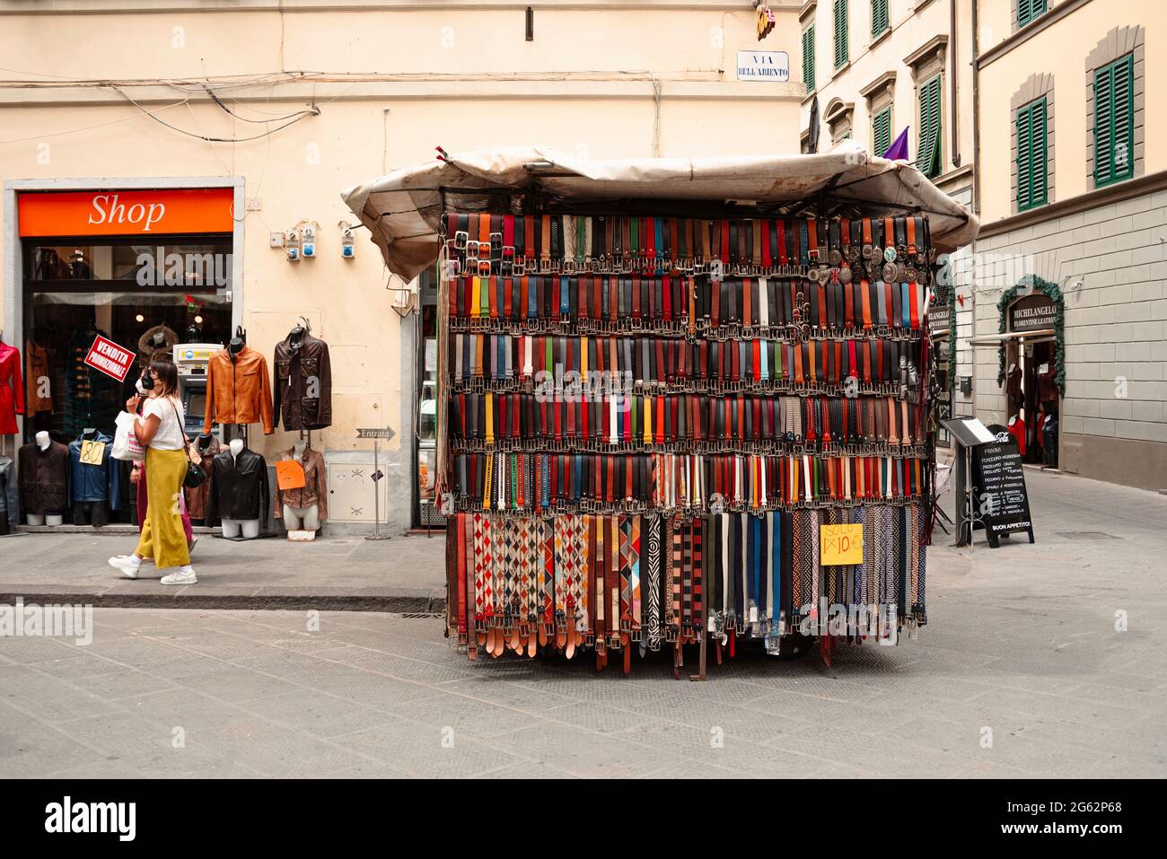 Magasin de cuir et de ceinture sur mercato di san lorenzo, via dell'ariento, Florence, Italie Banque D'Images