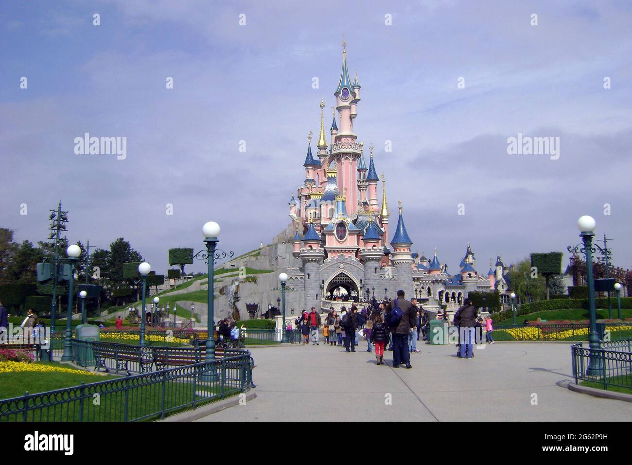 Le magnifique parc disneyland avec le château bondé de touristes, en Europe. Banque D'Images