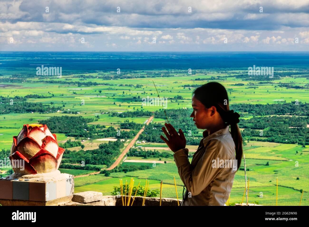 Offre de fabrication de fille au temple bouddhiste Linh Sơn Thiên Thạch, montagne de la Vierge noire, province de Tay Ninh, Vietnam Banque D'Images