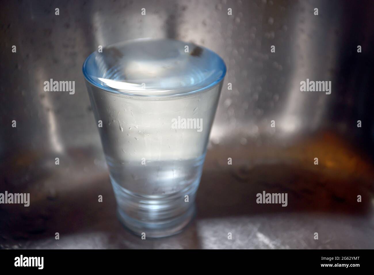 Kaufbeuren, Allemagne. 1er juillet 2021. ILLUSTRATION - UN verre rempli jusqu'au bord avec de l'eau du robinet se trouve dans un évier. Credit: Karl-Josef Hildenbrand/dpa/Alay Live News Banque D'Images