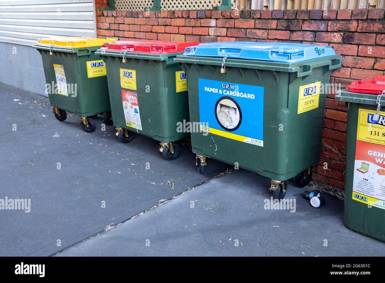 Poubelles et bacs de recyclage dans une rue de Sydney en attente de la collecte du conseil, Australie Banque D'Images