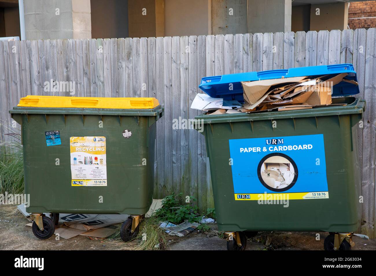 Poubelles et bacs de recyclage dans une rue de Sydney en attente de la collecte du conseil, Australie Banque D'Images
