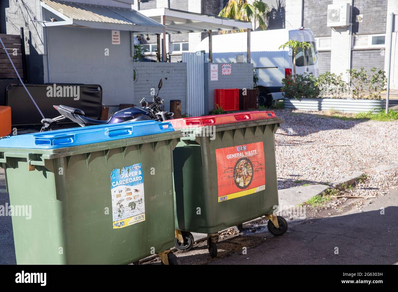 Poubelles et bacs de recyclage australiens dans la corbeille rouge de Sydney pour les déchets généraux et la poubelle bleue pour le recyclage du papier et du carton,Australie Banque D'Images