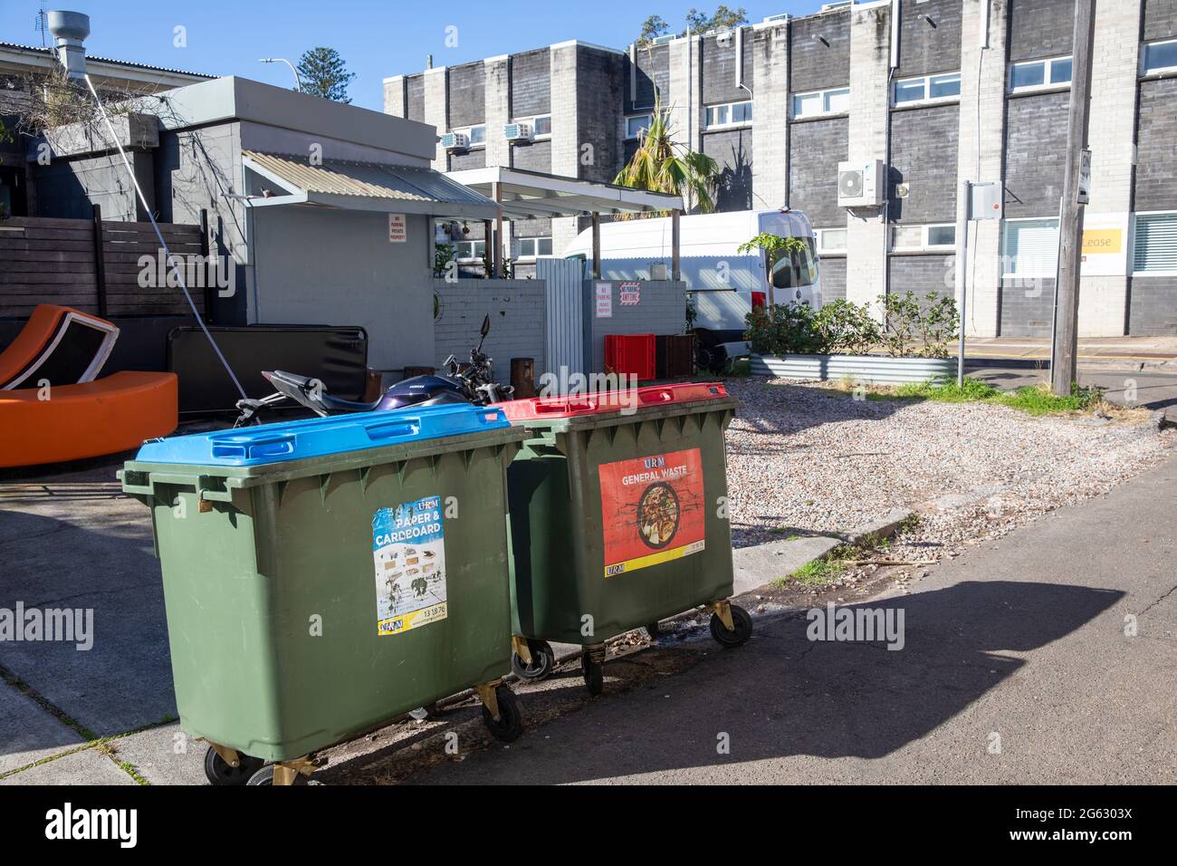 Poubelles et bacs de recyclage australiens dans la corbeille rouge de Sydney pour les déchets généraux et la poubelle bleue pour le recyclage du papier et du carton,Australie Banque D'Images