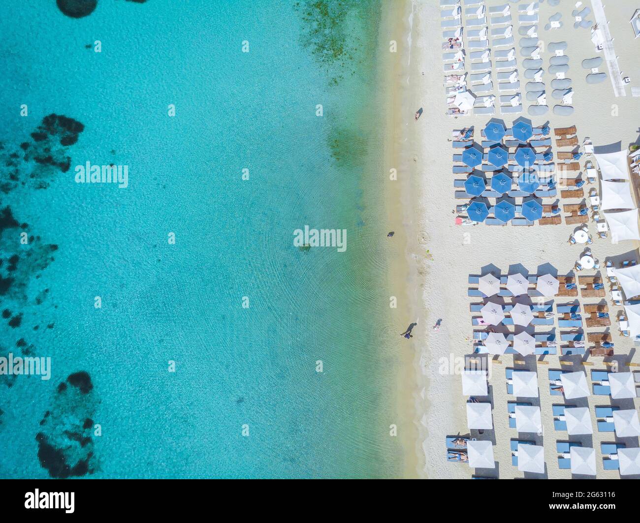 Plage d'Ornos île de Mykonos, célèbre plage d'Ornos organisée avec des chaises longues plage d'eau claire d'émeraude d'Ornos dans l'île de Mykonos, Cyclades, Grèce. Banque D'Images