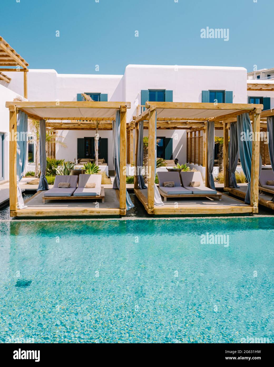 Paralia Platis Gialos Beach Mykonos, Petinos Beach Mikonos Island Grèce, luxueux transats et océan bleu. Mykonos Grèce avril 2018 Banque D'Images Paralia Platis Gialos Beach Mykonos, Petinos Beach Mikonos Island Grèce, luxueux transats et océan bleu. Mykonos Grèce avril 2018 Banque D'Images