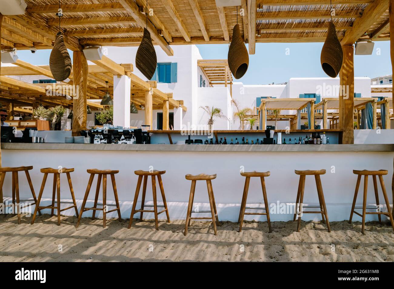 Paralia Platis Gialos Beach Mykonos, Petinos Beach Mikonos Island Grèce, luxueux transats et océan bleu. Mykonos Grèce avril 2018 Banque D'Images Paralia Platis Gialos Beach Mykonos, Petinos Beach Mikonos Island Grèce, luxueux transats et océan bleu. Mykonos Grèce avril 2018 Banque D'Images