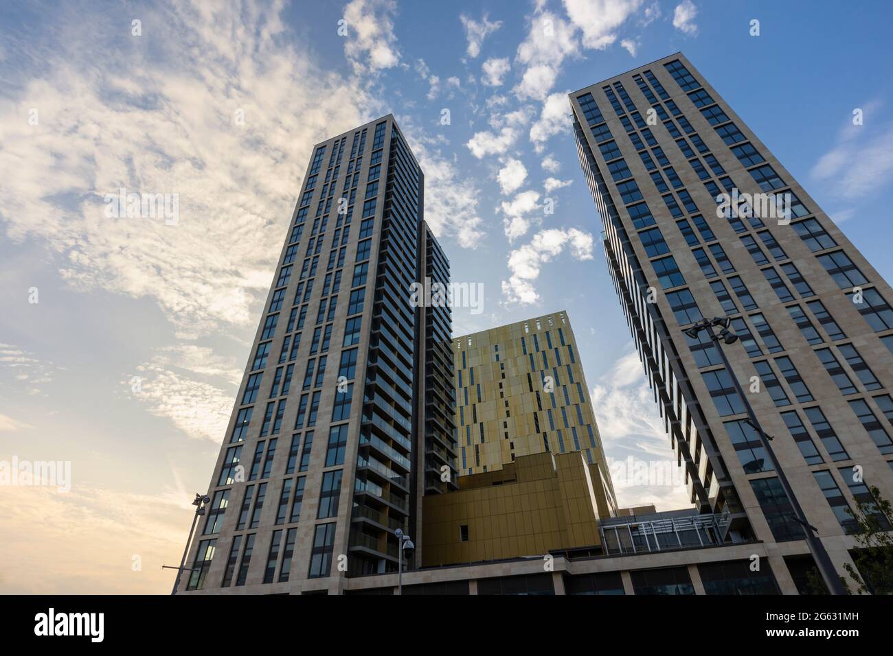 Les blocs de tour de gratte-ciel récemment construits de l'aménagement mixte de Victoria Square dans le centre-ville de Woking, Surrey, sud-est de l'Angleterre Banque D'Images