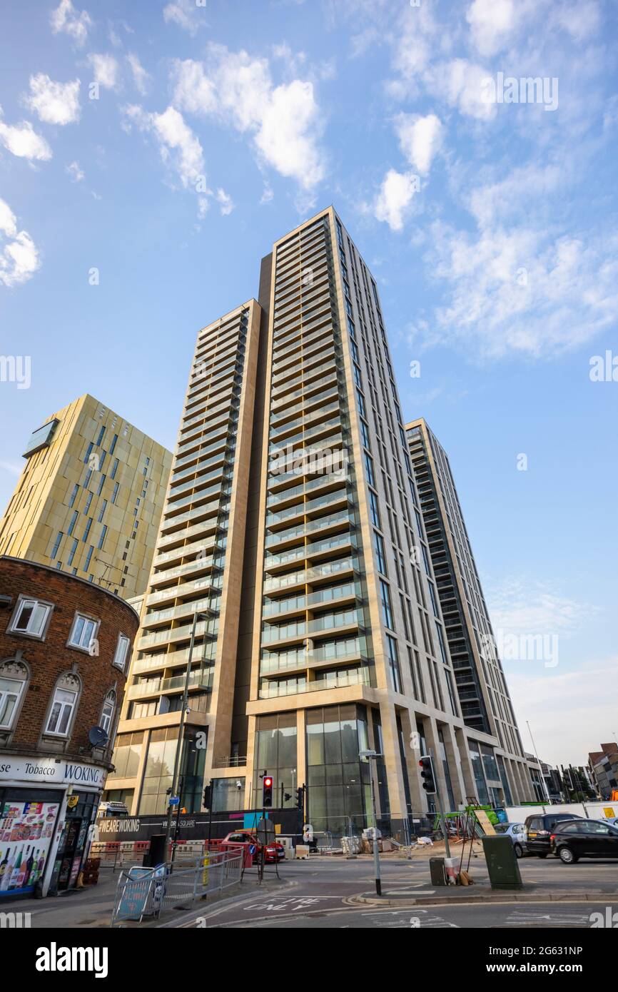 Les blocs de tour de gratte-ciel récemment construits de l'aménagement mixte de Victoria Square dans le centre-ville de Woking, Surrey, sud-est de l'Angleterre Banque D'Images