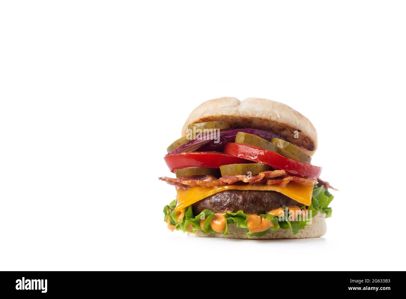 Hamburger de bœuf avec fromage, bacon et frites isolées sur fond blanc Banque D'Images