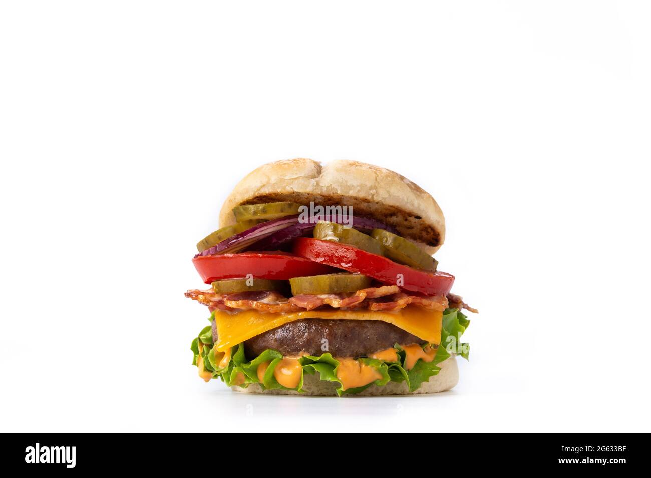 Hamburger de bœuf avec fromage, bacon et frites isolées sur fond blanc Banque D'Images