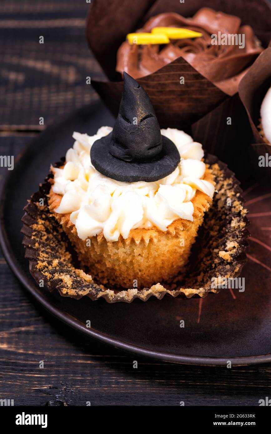 Cupcakes De Fete D Halloween Ou D Anniversaire Decores Avec Un Chapeau De Sorciere Magique Gateau Au Chocolat Et A La Vanille Photo Stock Alamy Cupcakes De Fete D Halloween Ou D Anniversaire Decores Avec Un Chapeau De Sorciere Magique Gateau Au Chocolat Et A La Vanille Photo Stock Alamy