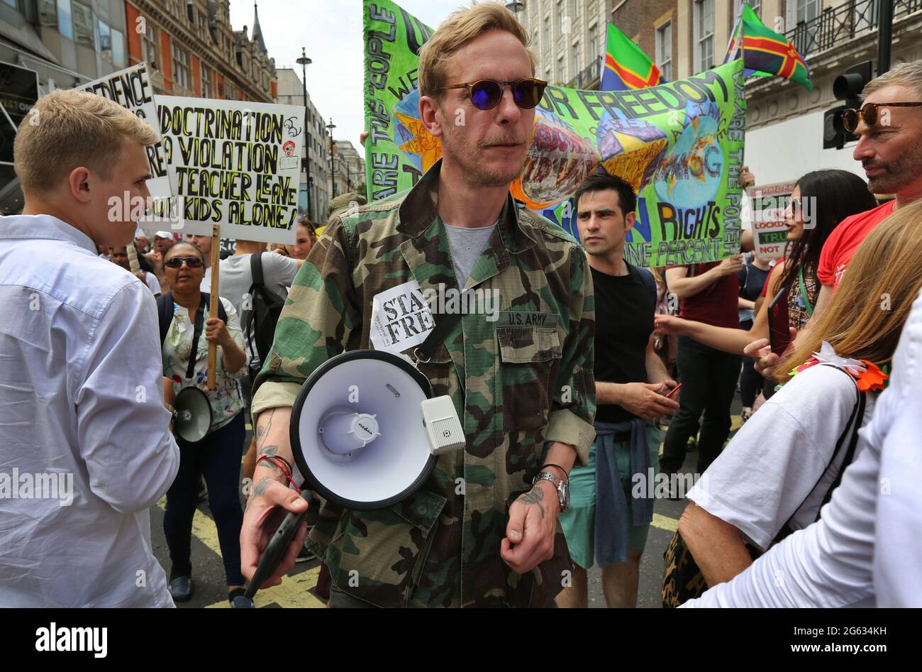 Londres, Royaume-Uni. 26 juin 2021. Laurence Fox, homme politique, ancien acteur et fondateur du Parti de la reconquête, participe à la manifestation.des manifestants anti-verrouillage et anti-vaccination ont manifesté contre d'autres blocages, masques et passeports de vaccination. (Photo de Martin Pope/SOPA Images/Sipa USA) crédit: SIPA USA/Alay Live News Banque D'Images