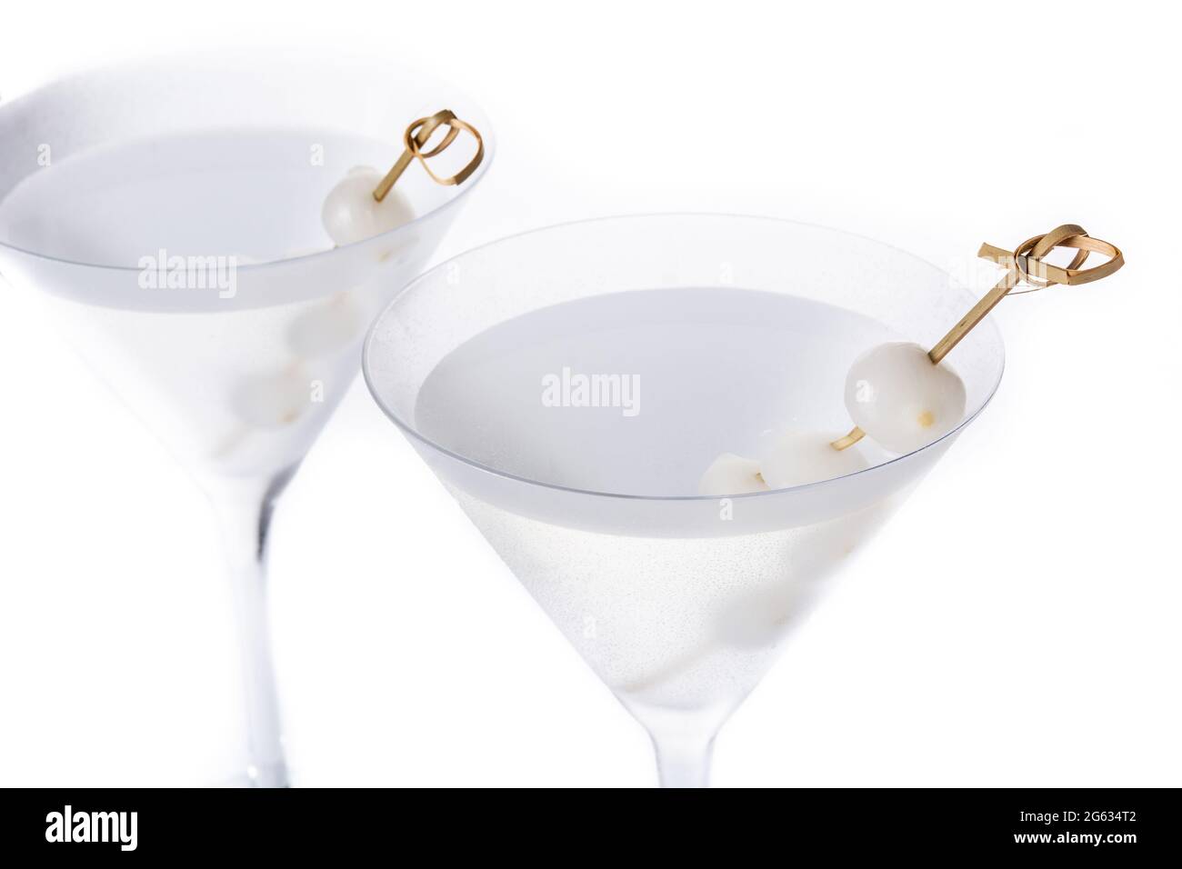 Gibson martini cocktail avec des oignons isolés sur fond blanc Banque D'Images