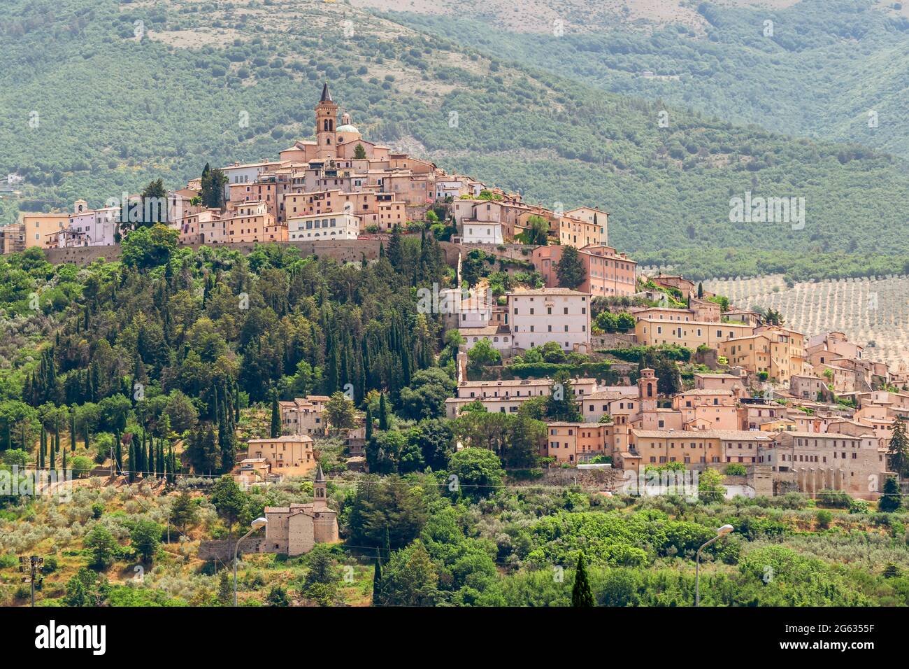 Vue panoramique sur l'ancien village perché de Trevi, Pérouse, Ombrie, Italie Banque D'Images