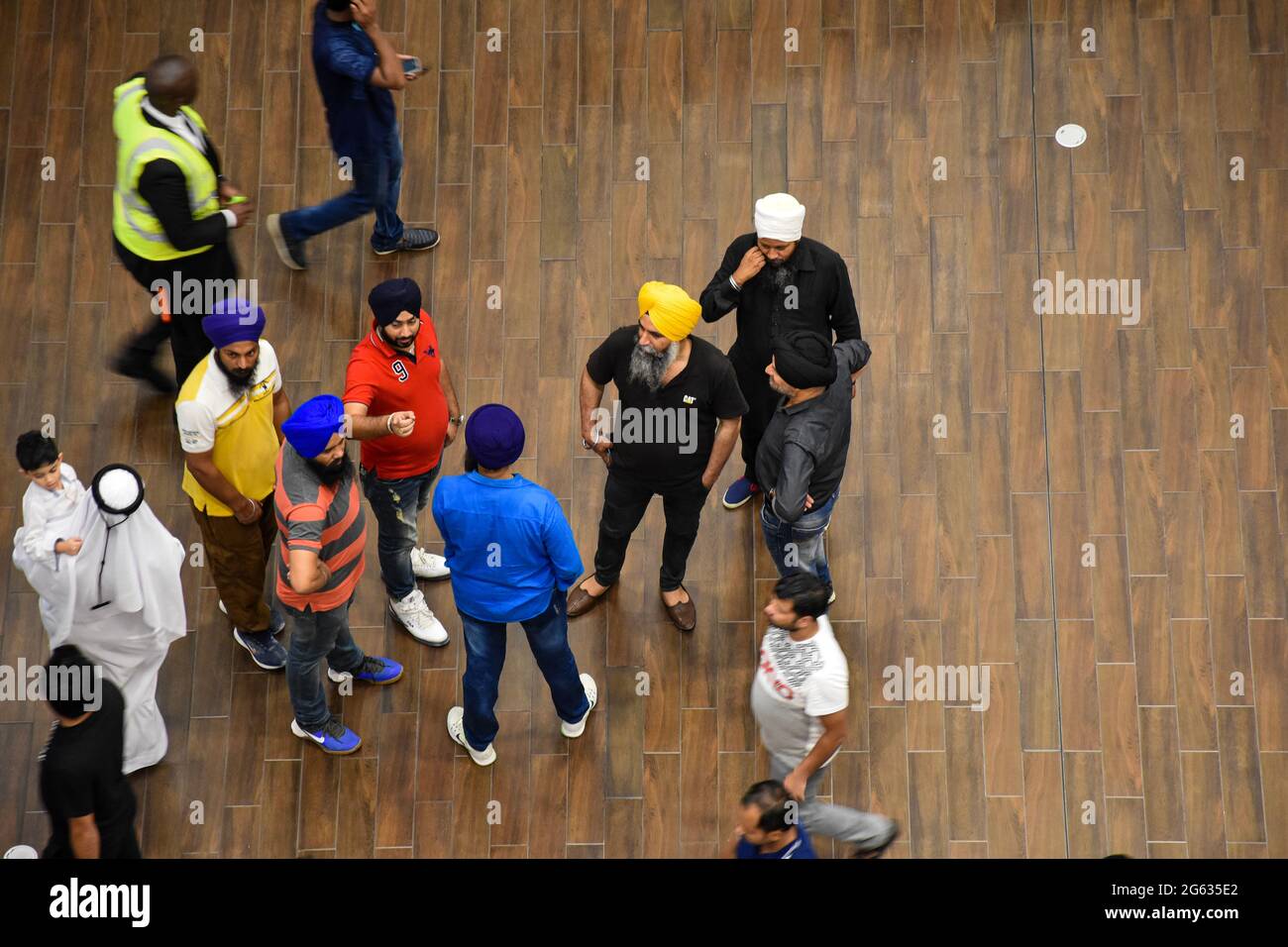 Vue de dessus d'une foule de personnes à l'intérieur de Dubai Mall. Banque D'Images