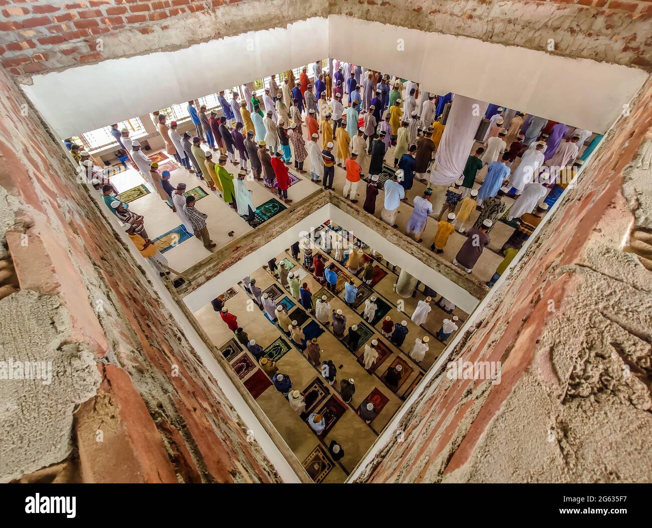 Barishal, Barishal, Bangladesh. 2 juillet 2021. Les musulmans effectuent les prières du vendredi sans maintenir aucune distance sociale dans une mosquée où le pays est enfermer pour contenir la deuxième vague de la pandémie COVID-19 dans la ville de Barishal, au Bangladesh. Crédit: Mustasinur Rahman Alvi/ZUMA Wire/Alamy Live News Banque D'Images