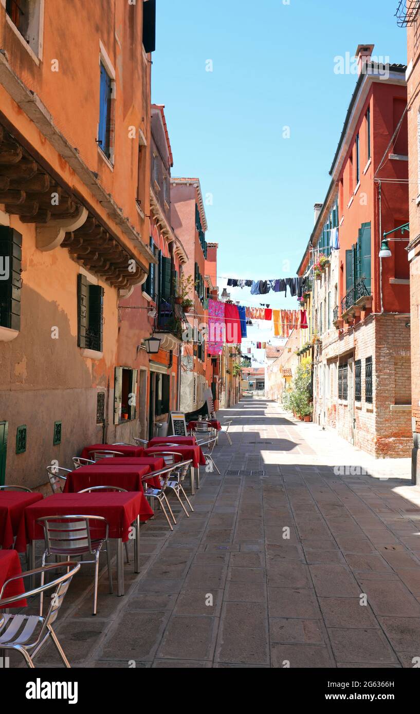 Tables et chaises d'un bar en plein air sur l'île de Venise sans personne pendant le confinement Banque D'Images
