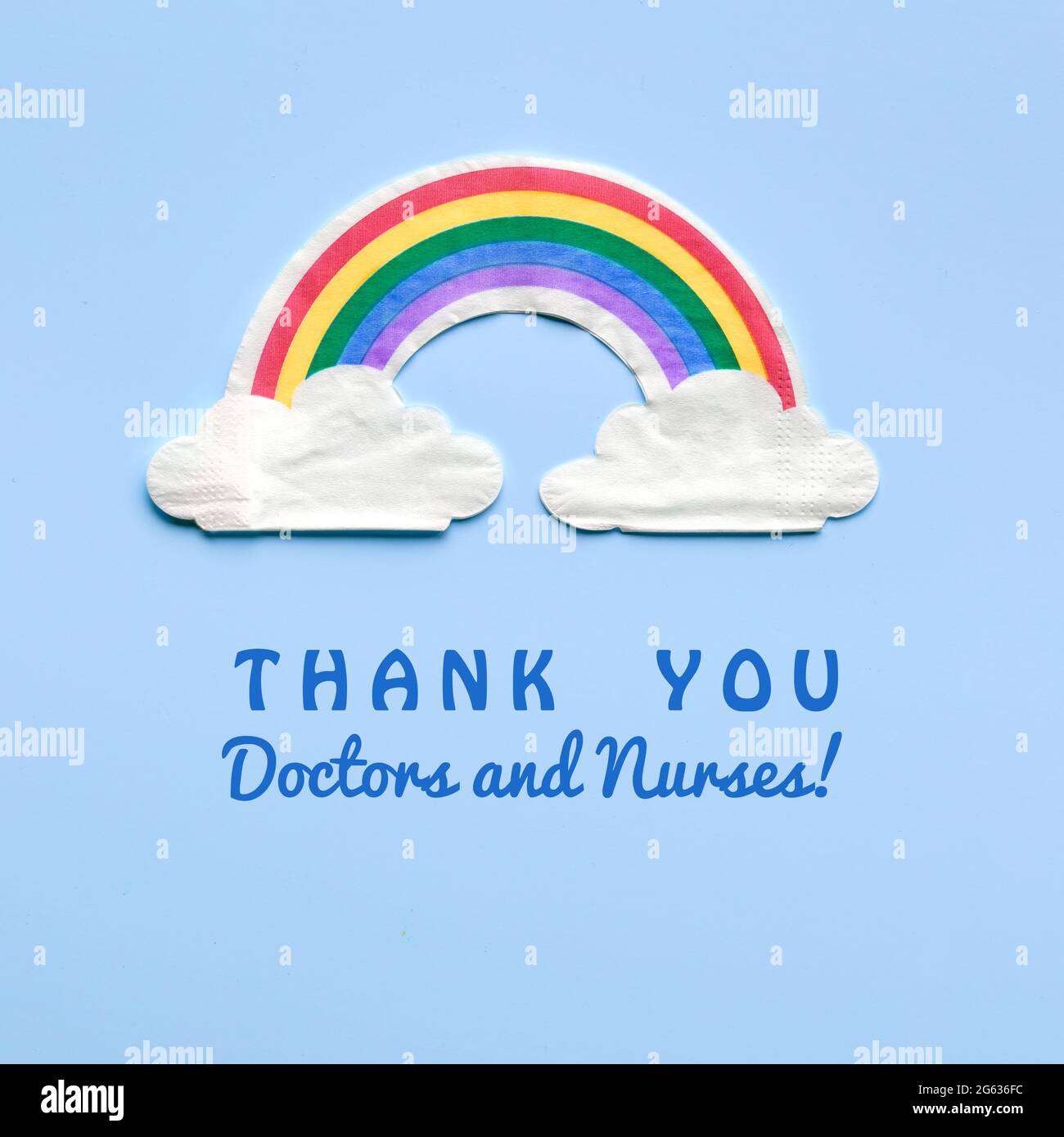 Arc-en-ciel avec nuages. Texte Merci médecins et infirmières. Merci à NHS pour lutter contre les pandémies. Motivation carré plat sur fond bleu clair. Banque D'Images