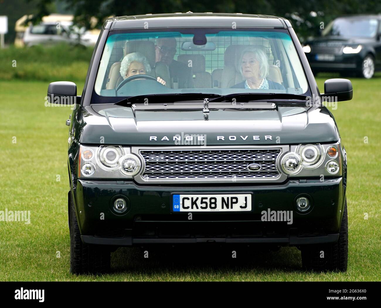 La reine Elizabeth II conduit un Range Rover au Royal Windsor Horse Show, à  Windsor. Date de la photo : vendredi 2 juillet 2021 Photo Stock - Alamy
