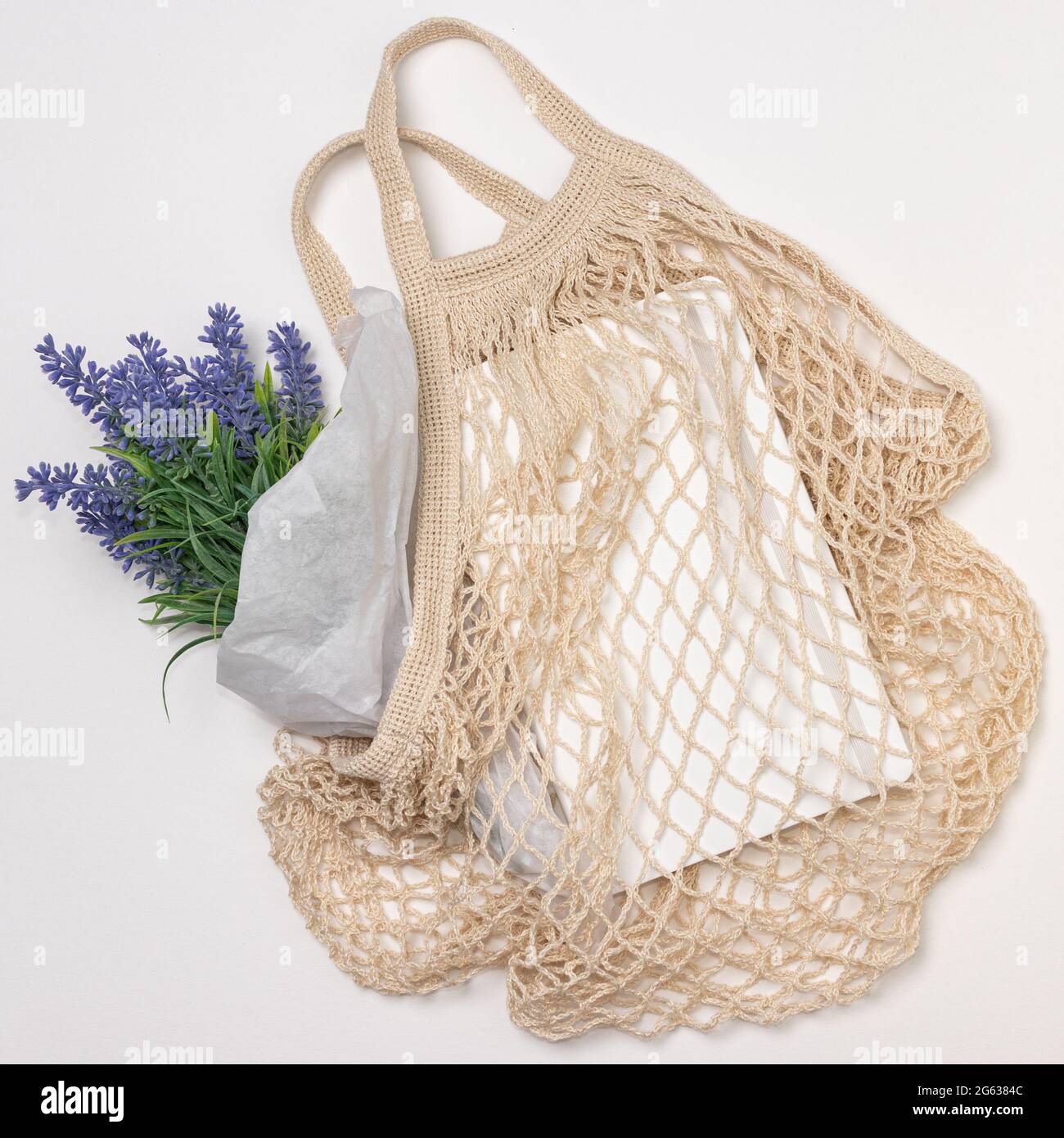 Sac fourre-tout d'épicerie réutilisable en coton avec fleurs et carnet. Banque D'Images