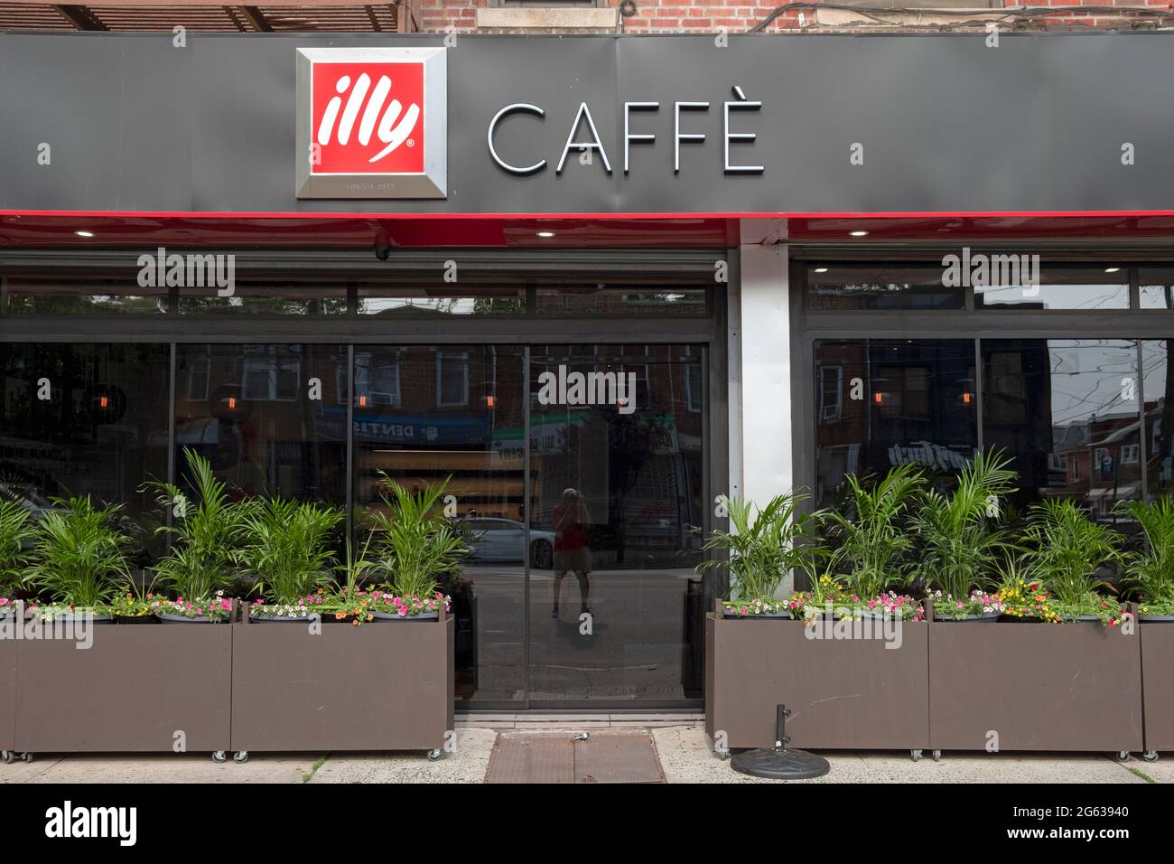 L'extérieur et l'entrée du magasin et café Illy Caffe Coney Island à Brighton Beach, Brooklyn, New York. Banque D'Images