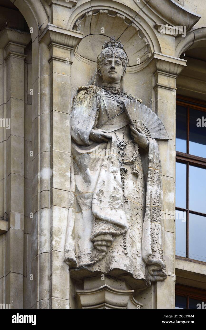 Londres, Angleterre, Royaume-Uni. Statue de la princesse Alexandra (par Goscombe John) sur la façade de Cromwell Road du Victoria and Albert Museum, Kensington. Banque D'Images
