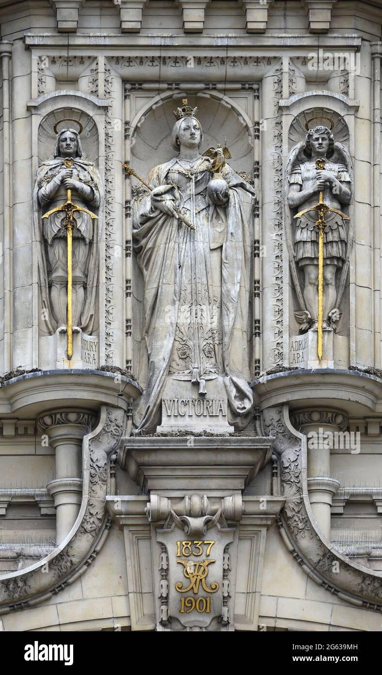 Londres, Angleterre, Royaume-Uni. Statues de la reine Victoria, de St George et de St Michael (par Alfred Drury) sur la façade de Cromwell Road de Victoria et Albert Muse Banque D'Images
