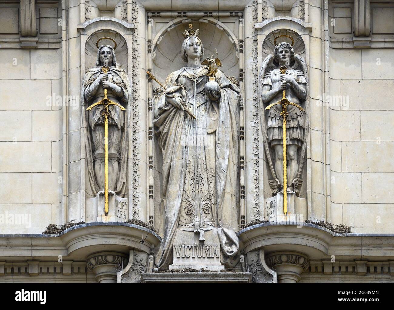 Londres, Angleterre, Royaume-Uni. Statues de la reine Victoria, de St George et de St Michael (par Alfred Drury) sur la façade de Cromwell Road de Victoria et Albert Muse Banque D'Images