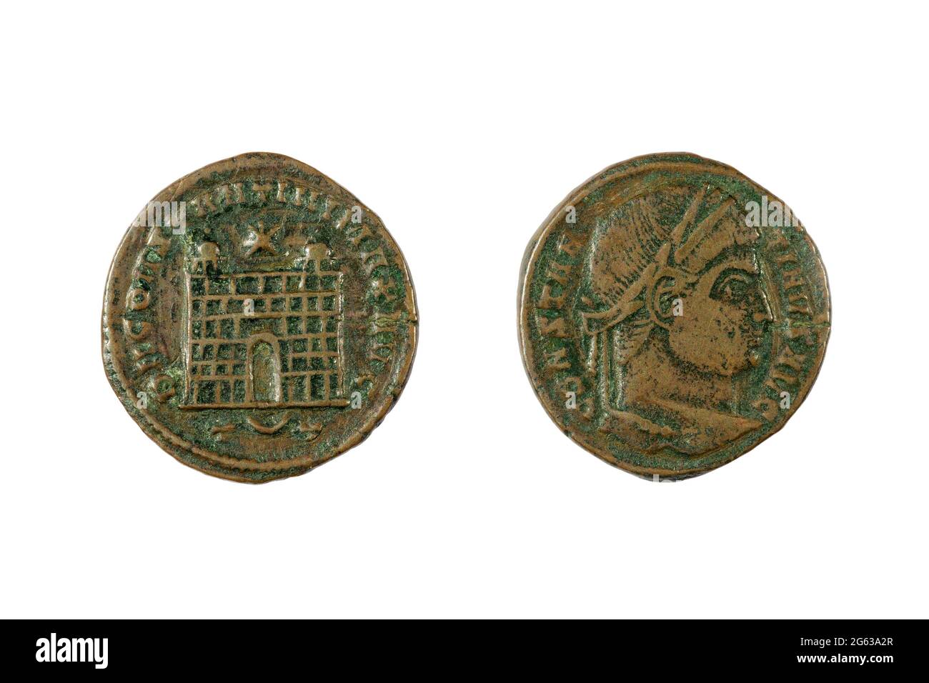 Une ancienne pièce de monnaie romaine de l'empereur Constantine I (le  grand), minée entre 307 et 337 après J.-C. L'inverse montre une 'porte de  camp', un type de fortification Photo Stock -