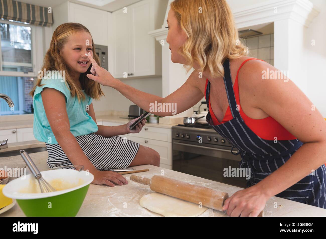 Bonne mère et fille caucasienne ayant plaisir à cuisiner dans la cuisine Banque D'Images