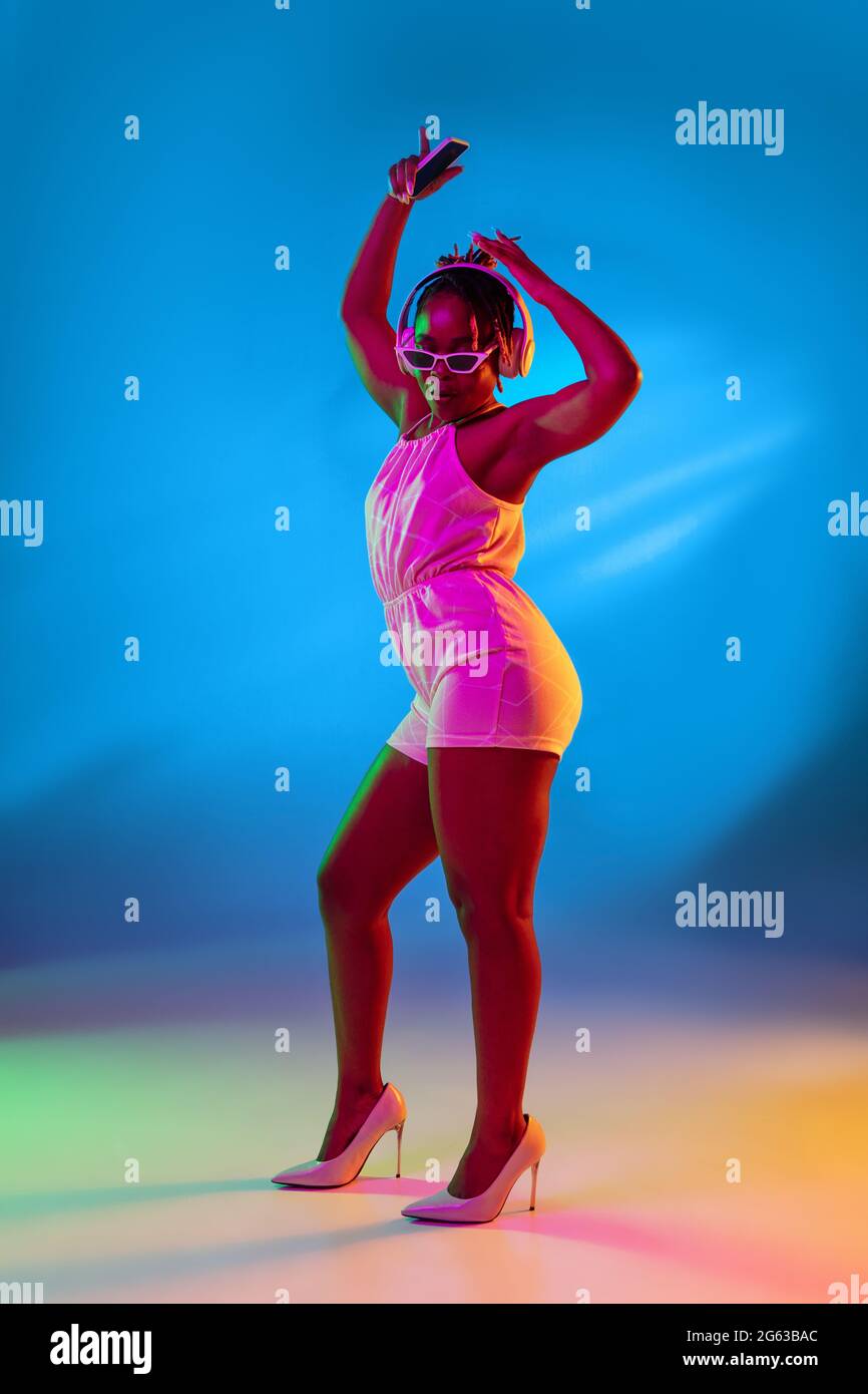 African Dance Girl Isolated Banque D Image Et Photos Alamy