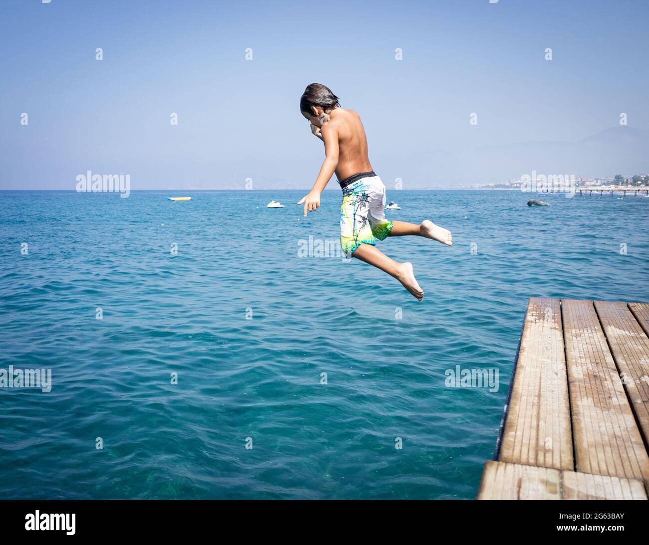 Petit garçon mignon sur la jetée de mer en vacances Banque D'Images