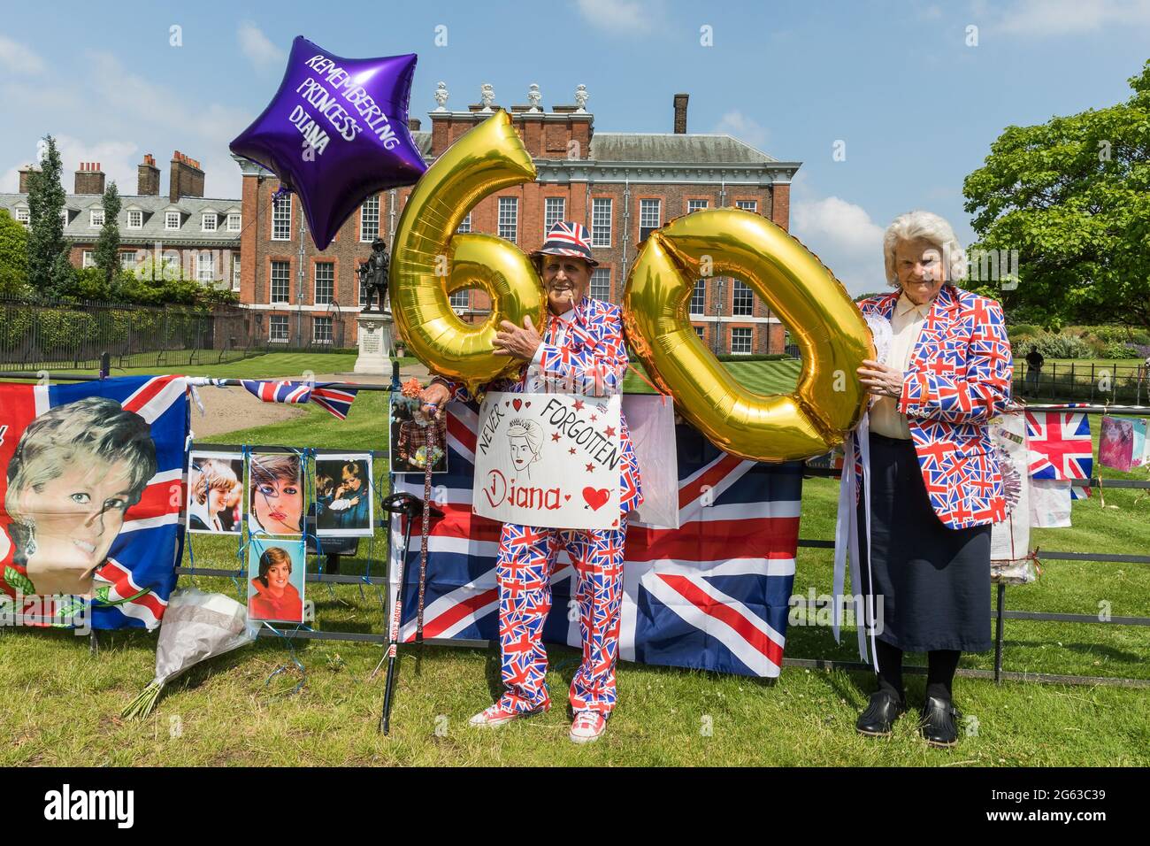 Kensington Palace, Londres, 2 juillet 2021. Les fans de Royal, Terry Hutt et Margaret Tyler, se rappellent la princesse Diana devant les portes du Palais de Kensington, qui ont été décorées de bannières, de banderoles et de ballons pour commémorer ce qui aurait été le 60e anniversaire de la princesse Diana. Crédit: amanda rose/Alamy Live News Banque D'Images
