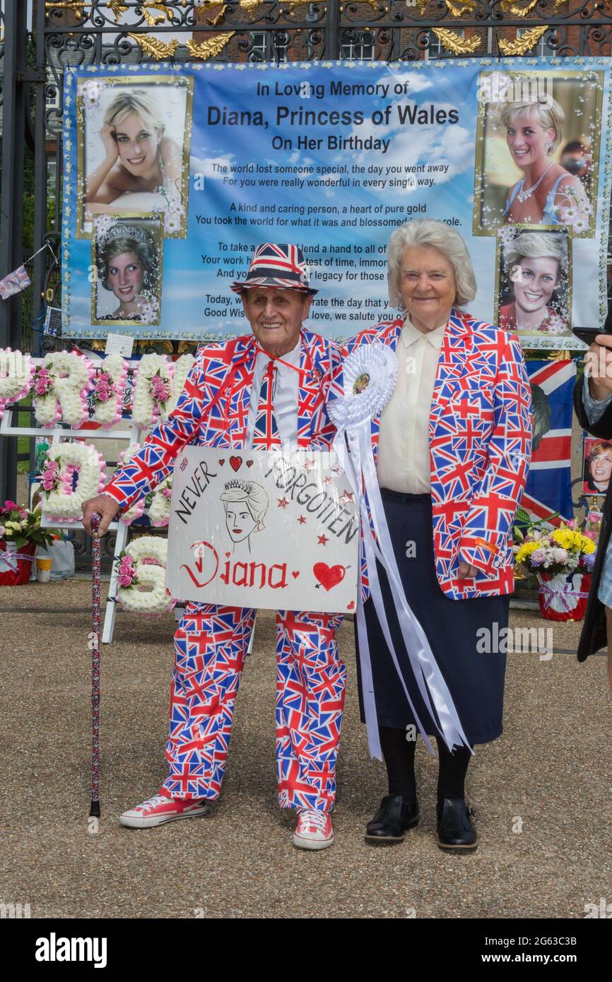 Kensington Palace, Londres, 2 juillet 2021. Les fans de Royal, Terry Hutt et Margaret Tyler, se rappellent la princesse Diana devant les portes du Palais de Kensington, qui ont été décorées de bannières, de banderoles et de ballons pour commémorer ce qui aurait été le 60e anniversaire de la princesse Diana. Crédit: amanda rose/Alamy Live News Banque D'Images