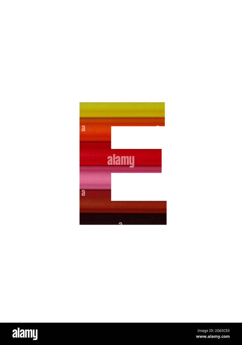 Lettre E de l'alphabet faite avec un crayon de couleur, en jaune, orange, rouge, rose, marron Banque D'Images