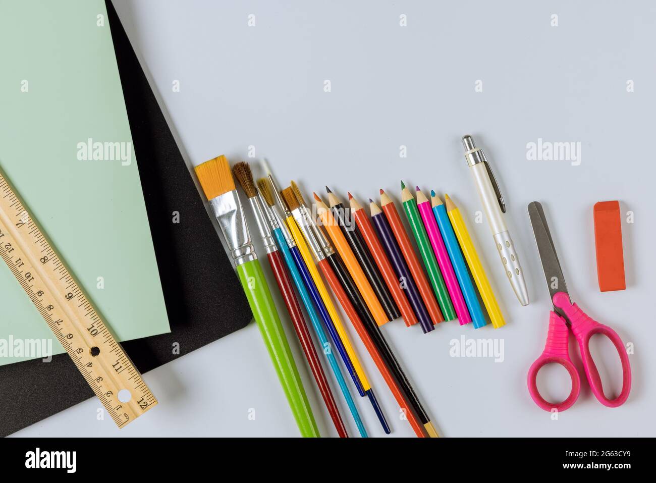 Divers fournitures scolaires d'art sur la disposition de l'élève matériel groupe de la pose plate Banque D'Images